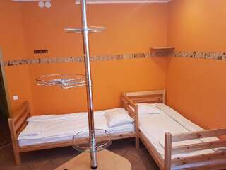 Отель Hotel Erfolg Даугавпилс Двухместный номер с 2 отдельными кроватями и общей ванной комнатой-1