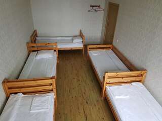 Отель Hotel Erfolg Даугавпилс Односпальная кровать в общем номере с 4 кроватями-1